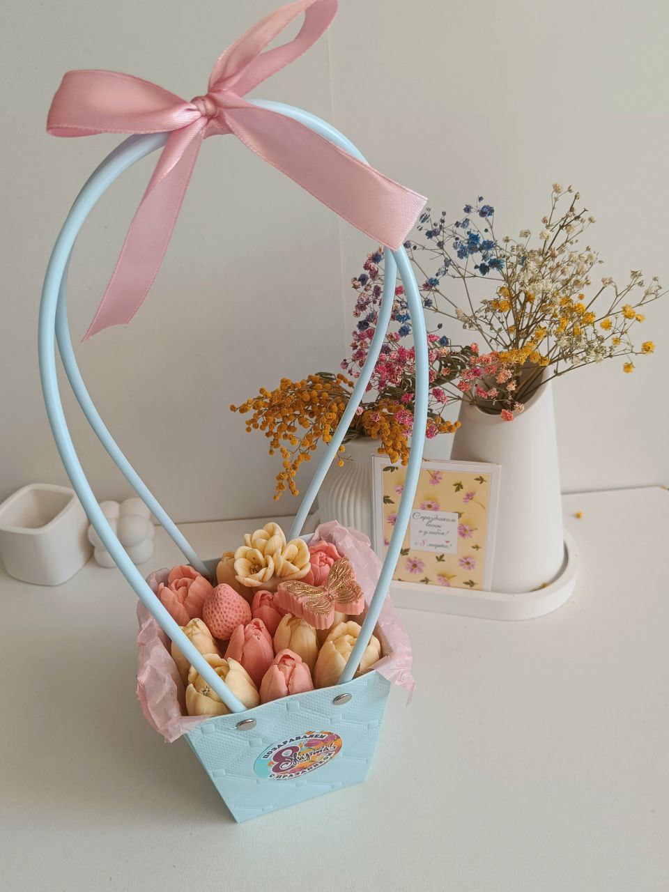 Тюльпаны в корзинке