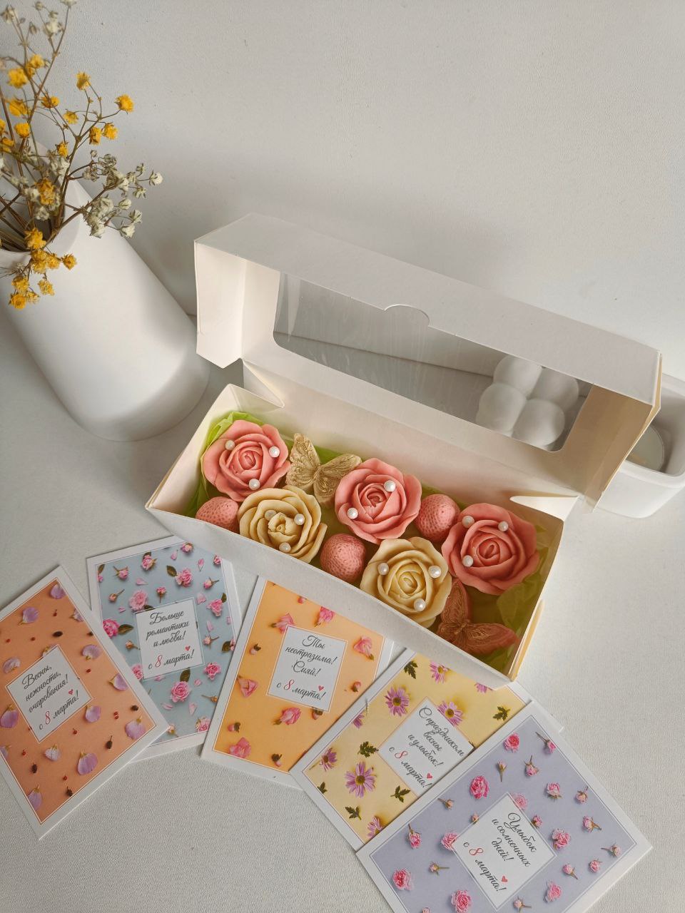 Набор с цветами и ягодами