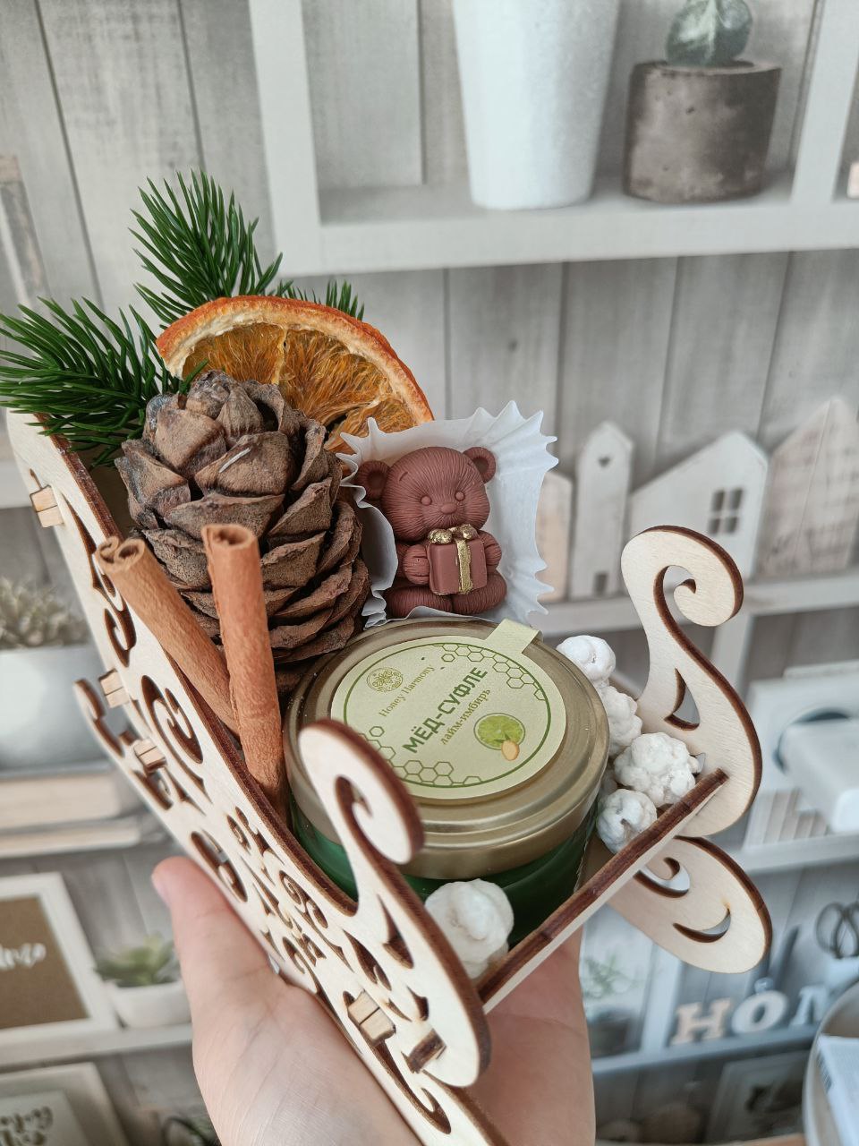 С кедровой шишкой