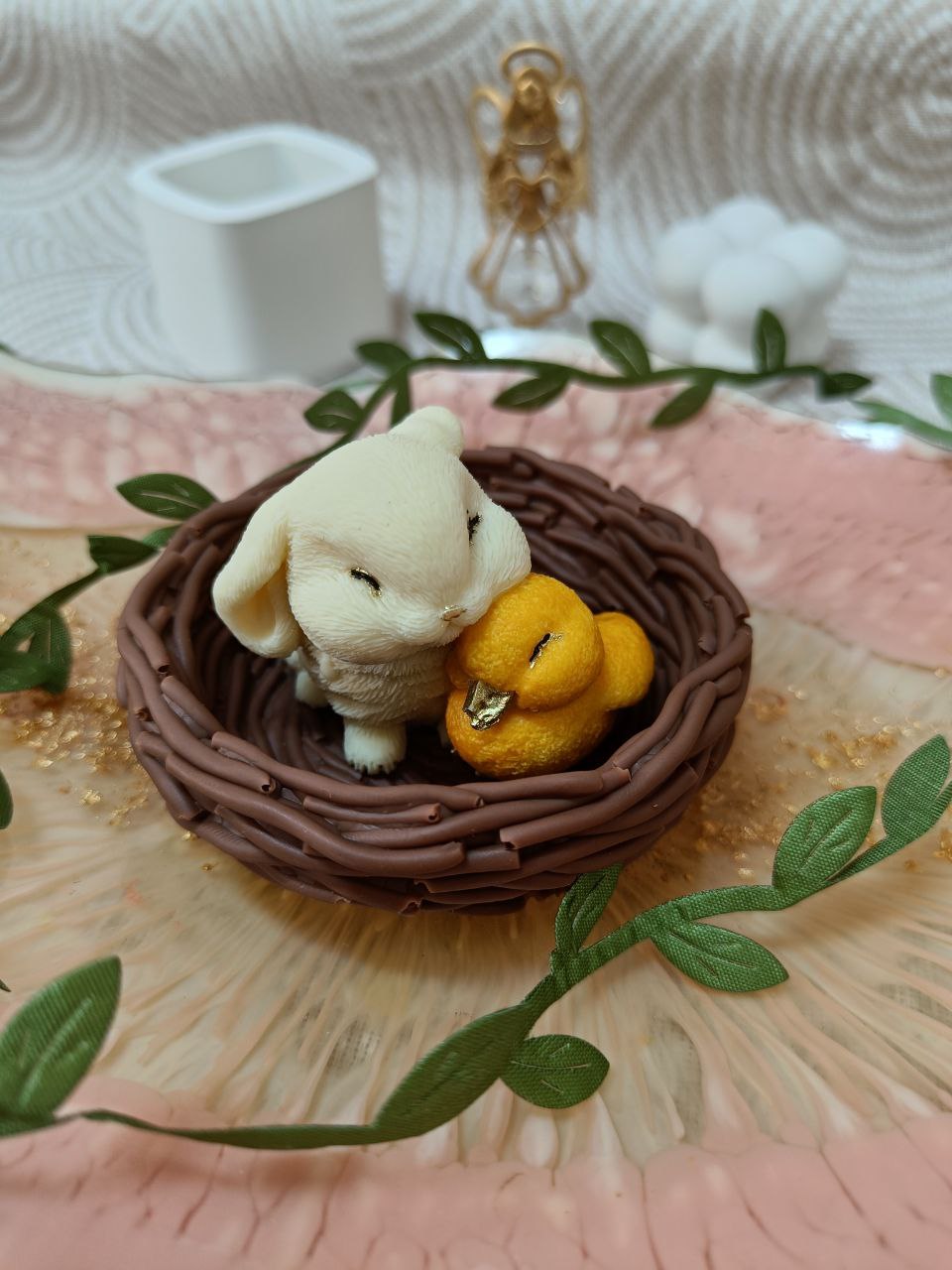 Зайчик с уточкой в корзинке