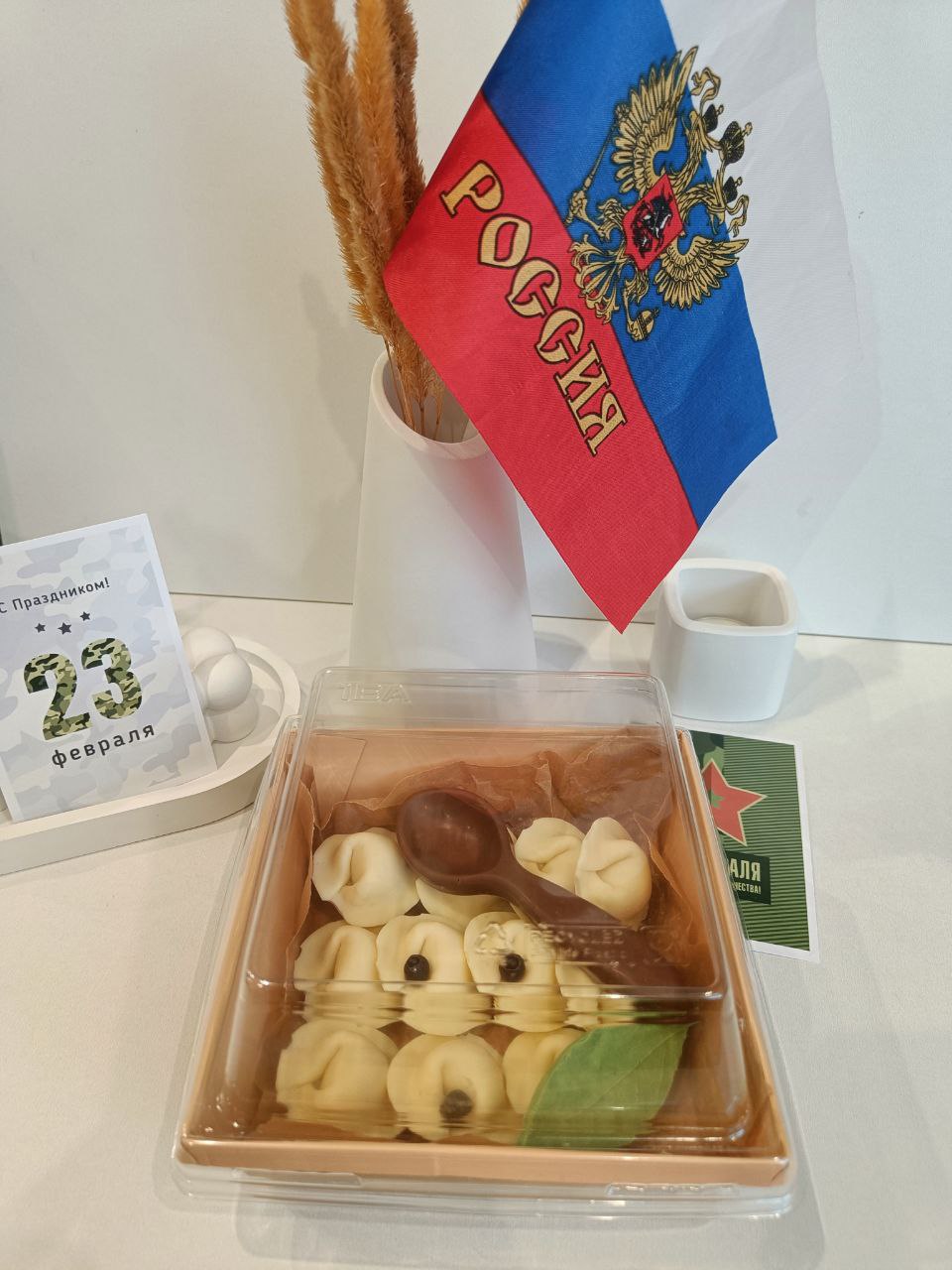 Пельмени в коробке с ложкой