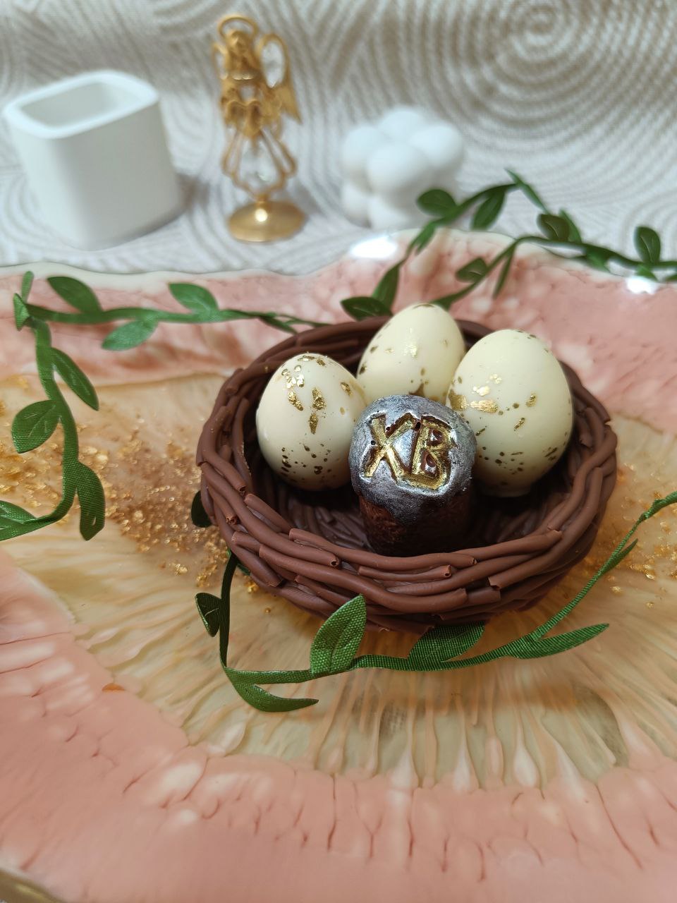 Яйца с куличиком в корзинке