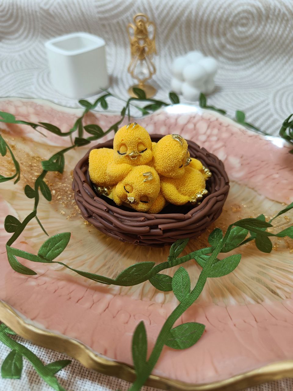 Цыплята в корзинке